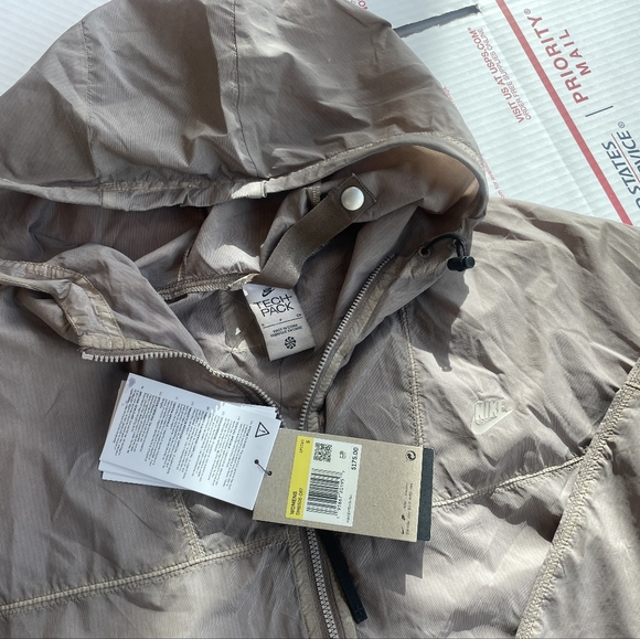 $175 Women’s NIKE SPORTSWEAR TECH PACK Repel PACKABLE JACKET DM6506-087 Size S - Picture 2 of 3